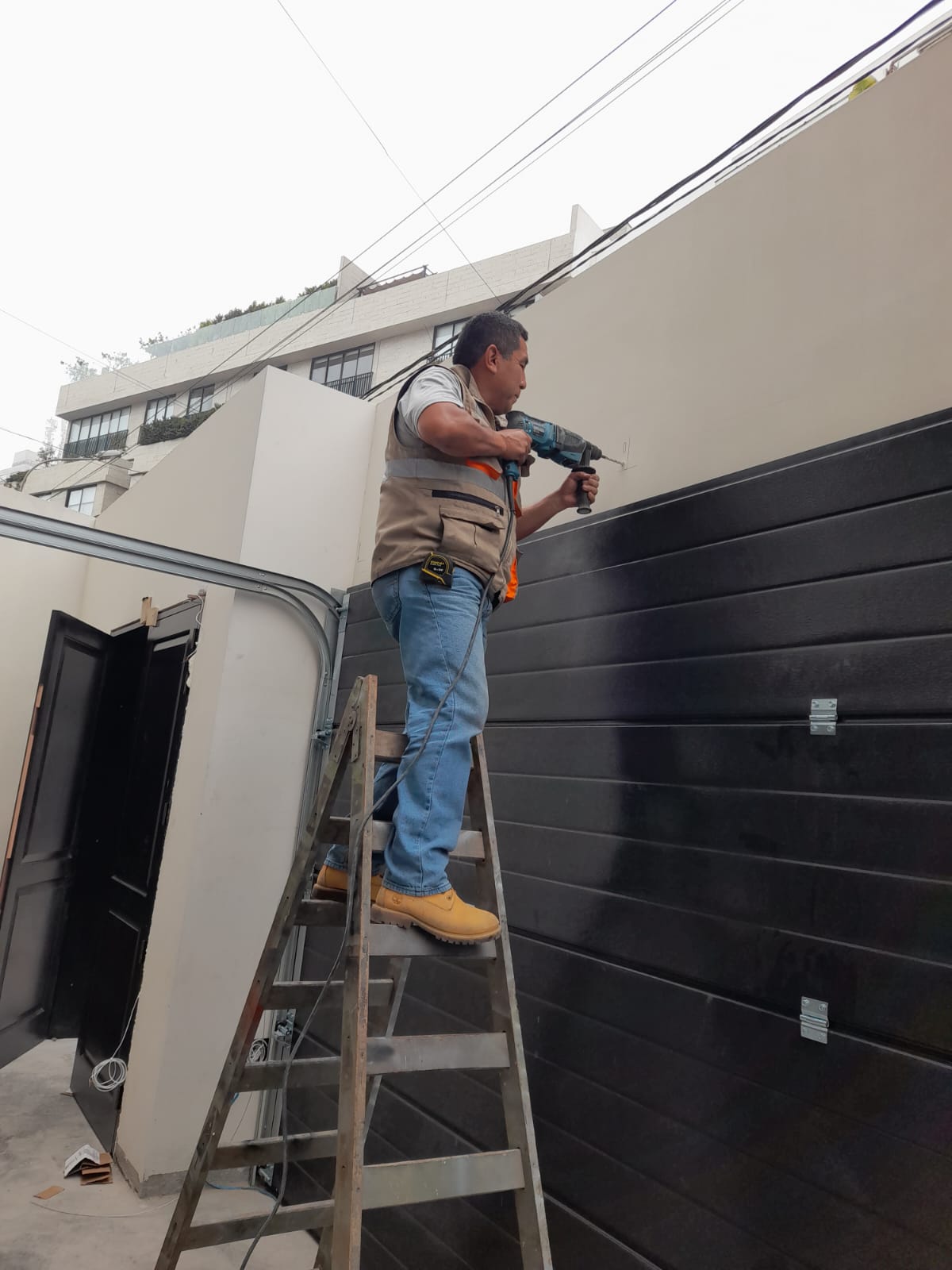 Instalación de puerta seccional